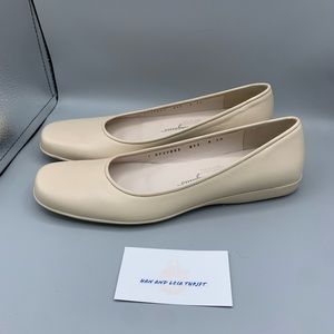 New Salvatore Ferragamo womens square toe tan flats Sz 8.